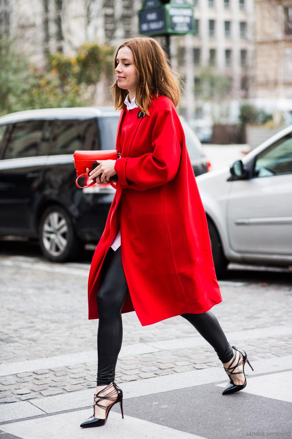 outfit invernale con cappotto rosso