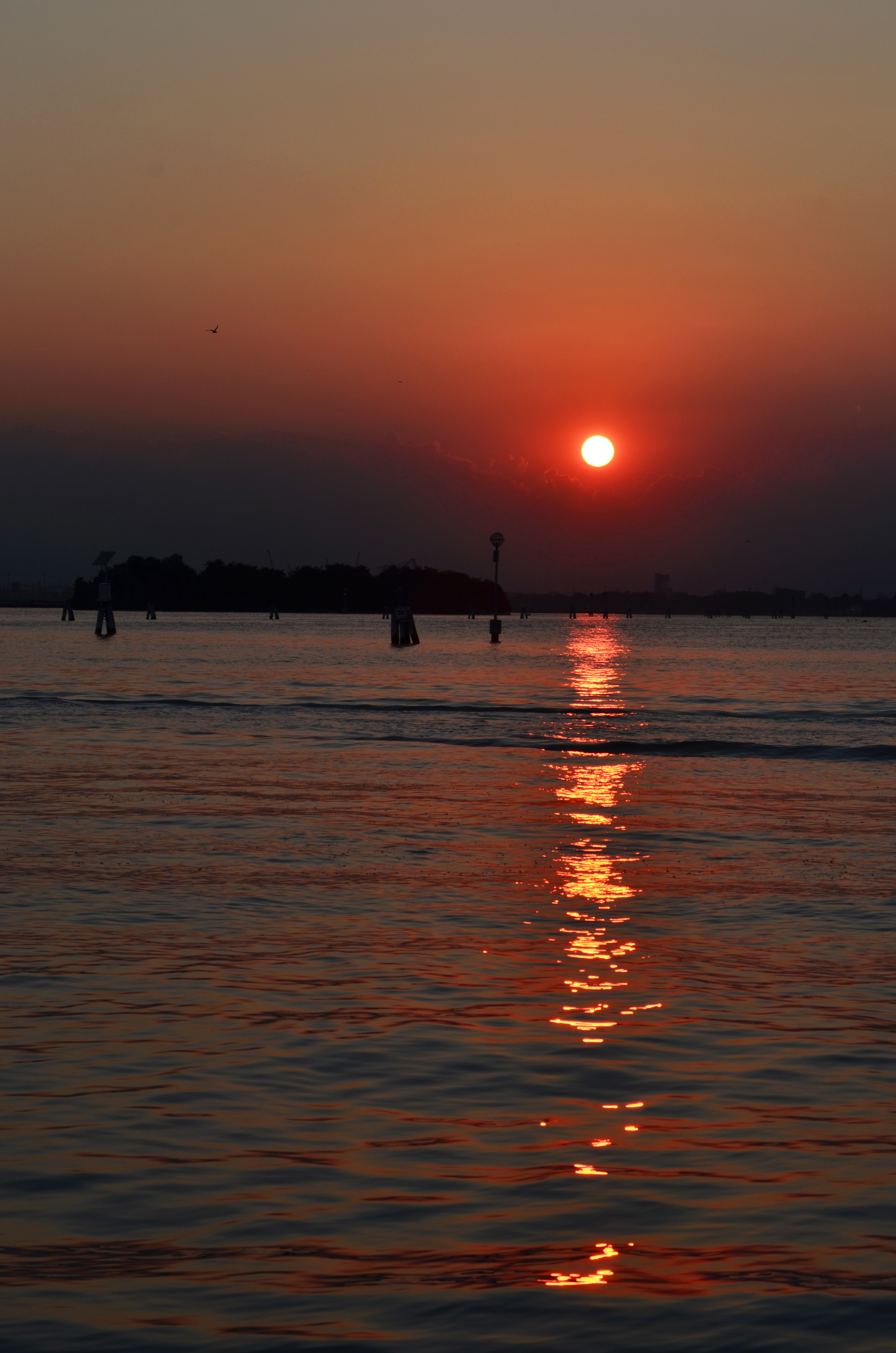 tramonto a venezia nella laguna