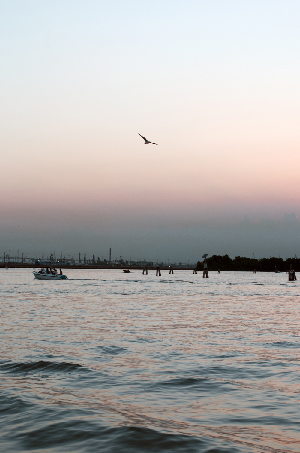 foto del tramonto nella laguna di venezia